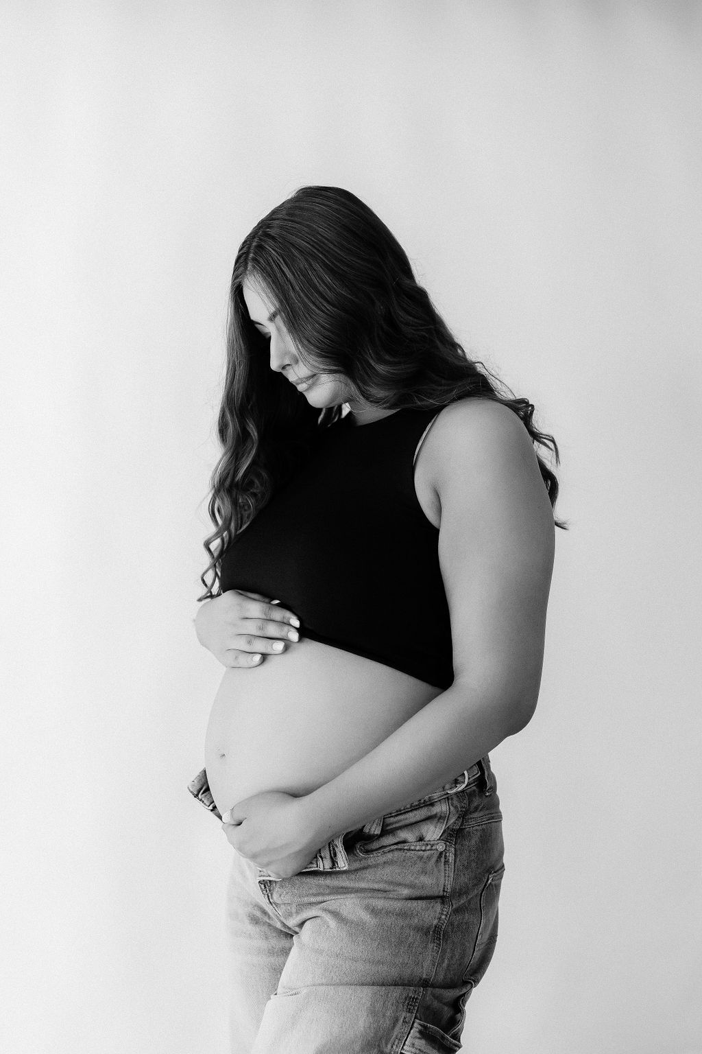 Tehotenské fotenie – čiernobiela fotografia nastávajúcej mamičky | Monika Koberecová - Monnaph fotografka