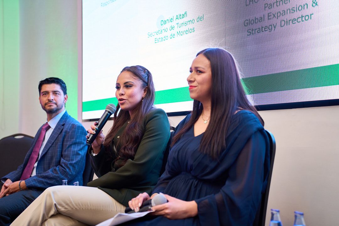 Panel de especialistas durante evento institucional en la Cámara Española de Comercio en México