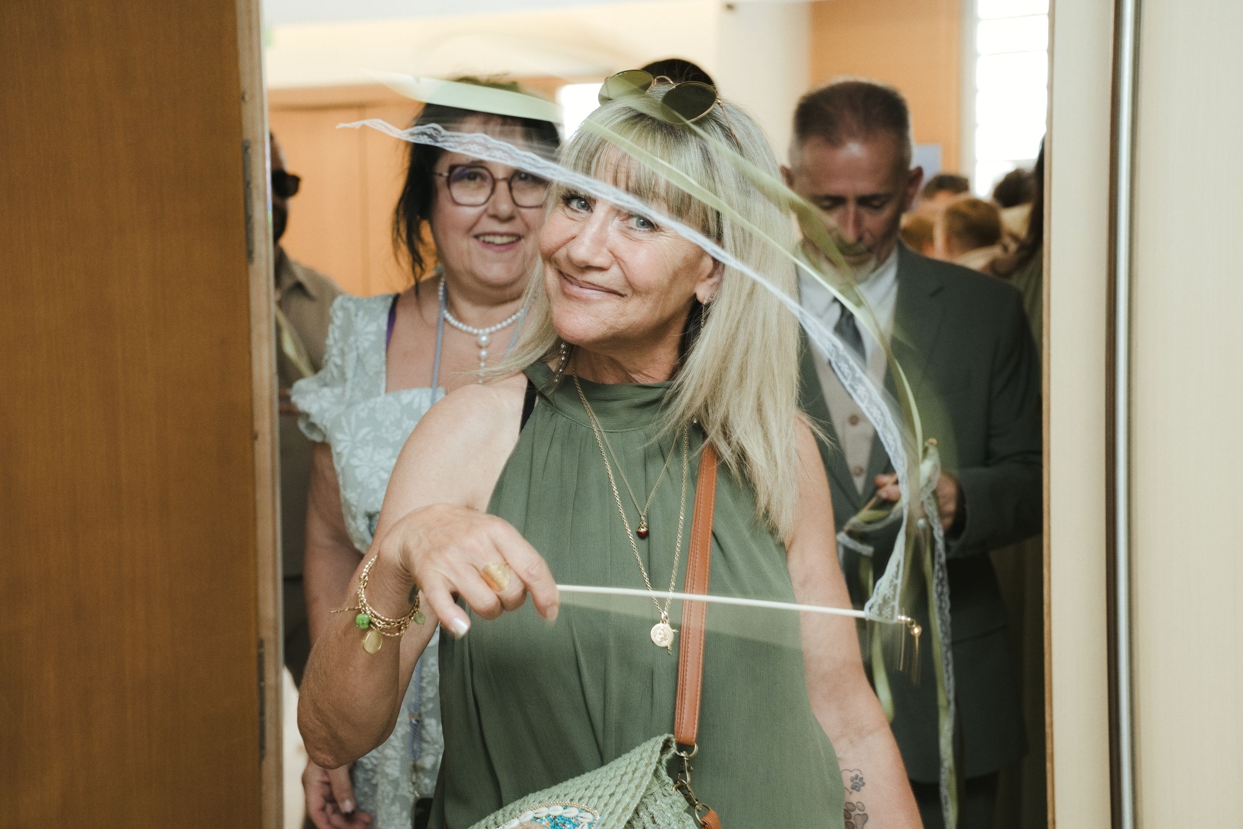 Des invitées sourient à la sortie de la cérémonie à Hyères