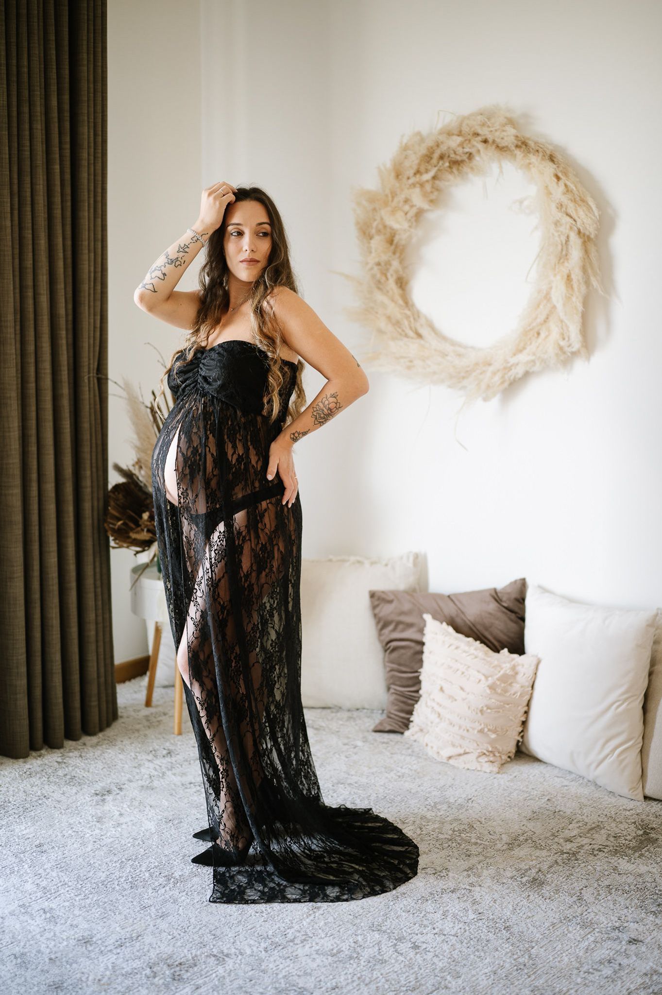 futura mamma con abito elegante durante servizio fotografico maternity