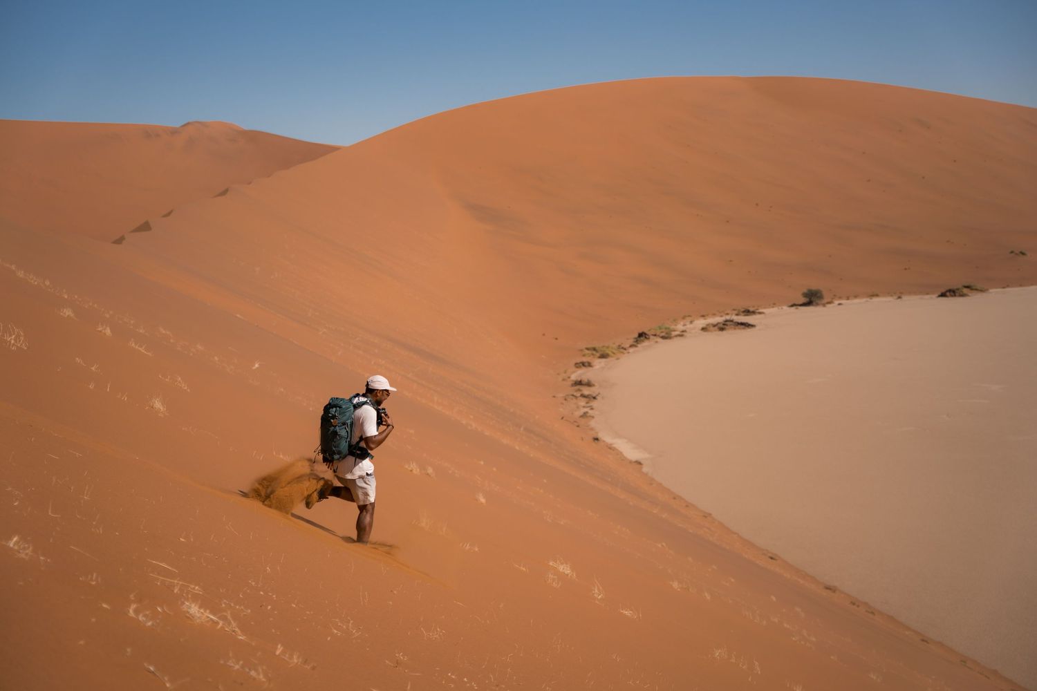 homme qui dévale la dune de big daddy en courant dans le désert du namib