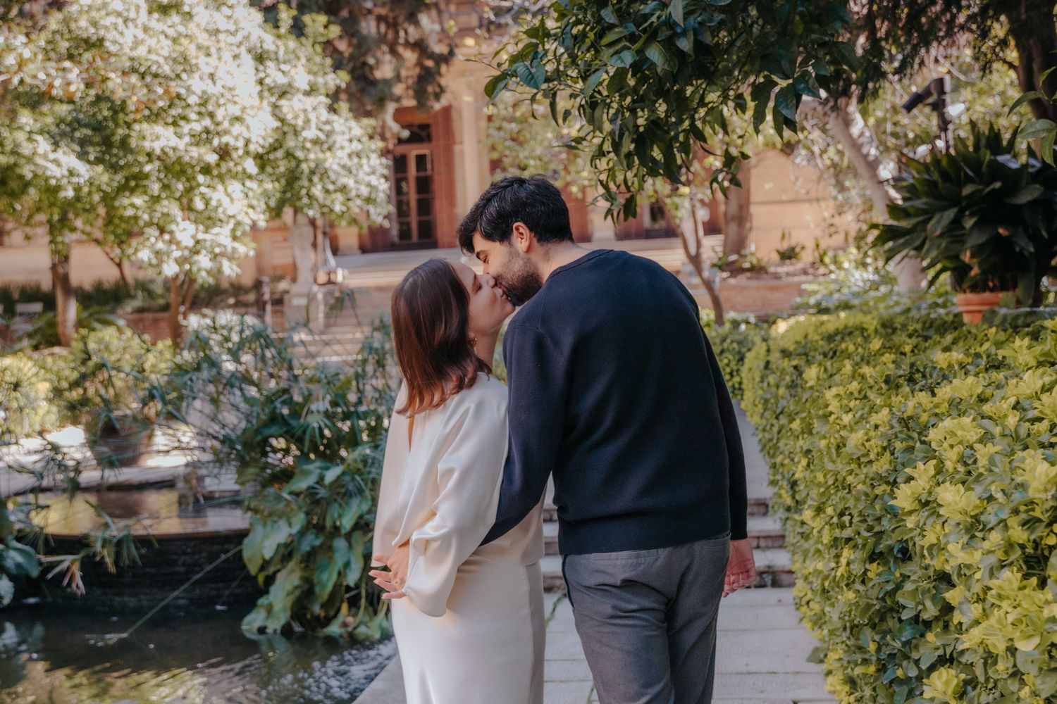 Bubbly couple having a fun date during an unscripted couple photography session at Jardin Julio Munoz