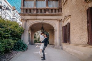 Bubbly engagement photoshoot featuring a happy laughing couple in the secret garden of Jardin Julio Munoz