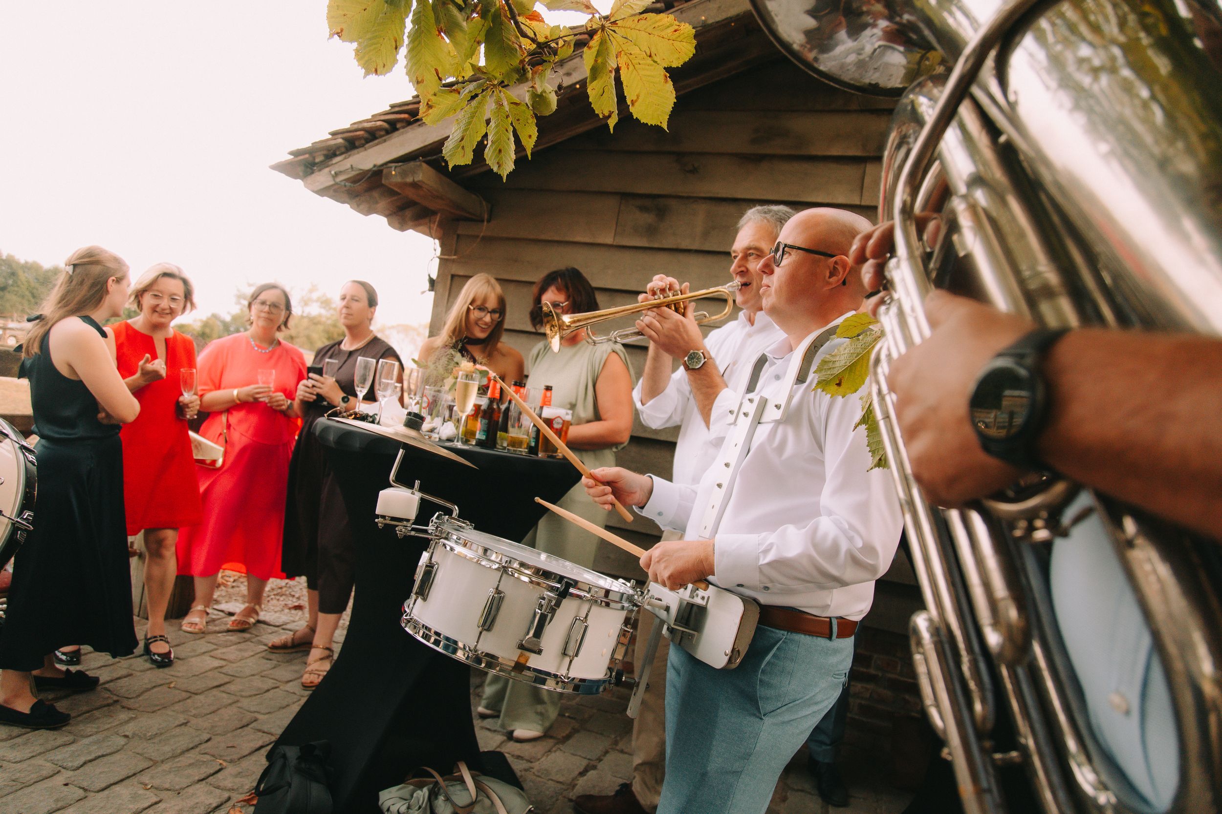 Sfeervolle liveband tijdens de receptie van een huwelijk in Deinze.