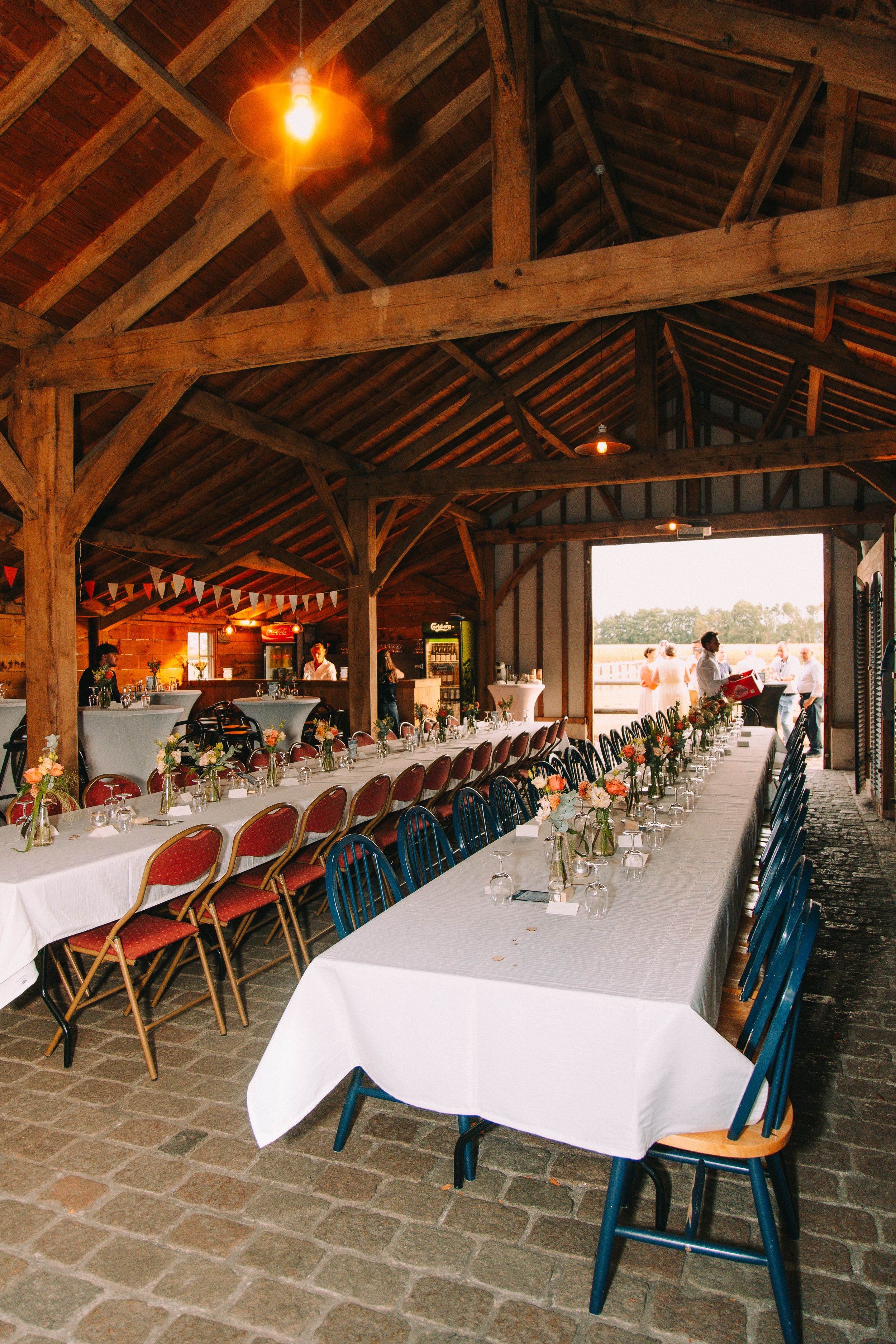 Feestzaal bij Annedge in Deinze met gedekte tafels en bloemen voor een intiem trouwfeest.