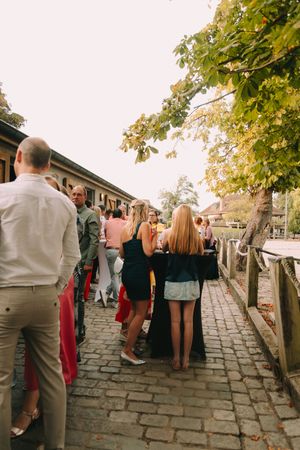 Gasten genieten van de receptie tijdens een intiem trouwfeest bij Annedge in Deinze