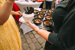 Feestelijke hapjes tijdens het trouwfeest bij Annedge in Deinze, verzorgd door De Plaetse Molen