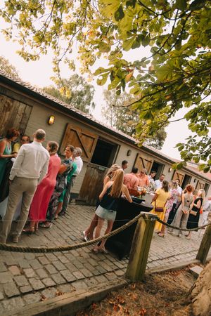 Gasten genieten van de receptie tijdens een intiem trouwfeest bij Annedge in Deinze