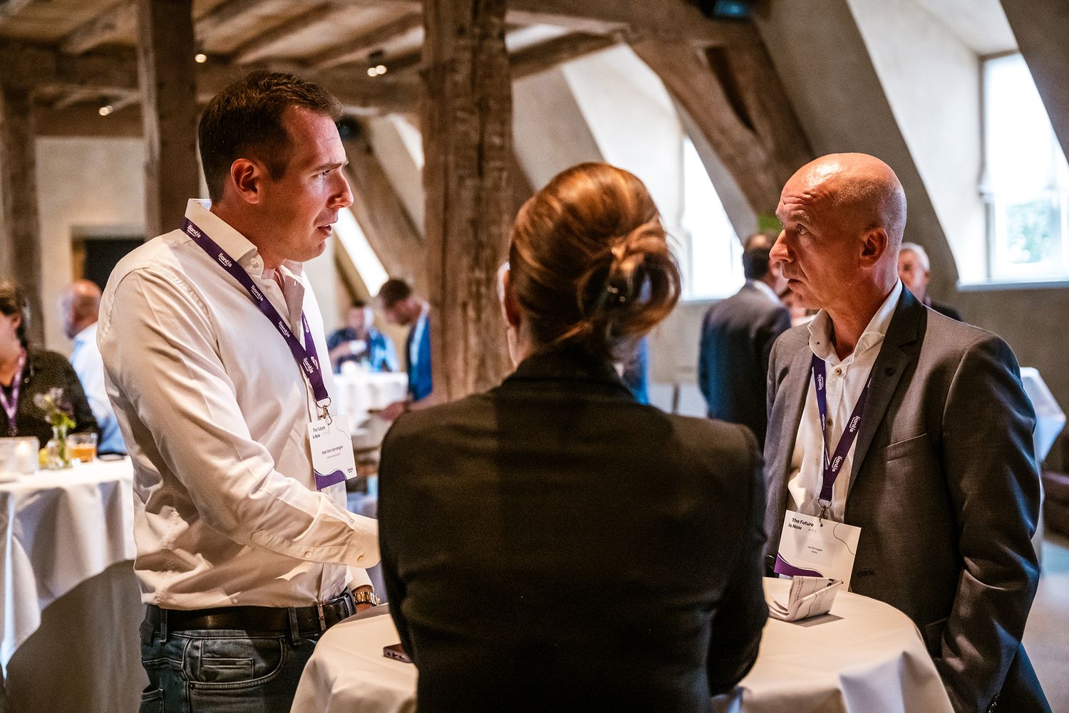 Spontaan gesprek tussen gasten tijdens professionele eventfotografie voor Liantis