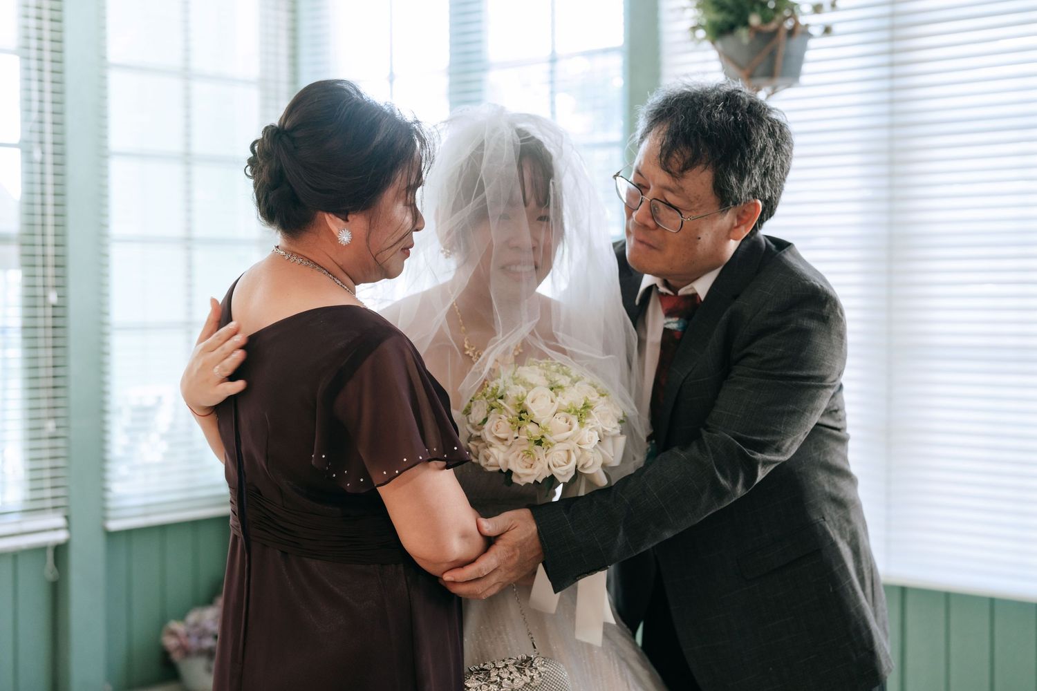 台南涵花庭婚禮攝影,記錄早儀式午宴的經典台灣婚禮流程,包含迎娶、拜別父母、新人進場、父親交手、家人擁抱與簡單類婚紗拍攝。渴望影像以自然明亮、溫暖細膩的婚禮紀實風格,保存新人與家人真實互動,提供台南、高雄及全台婚禮攝影服務。
