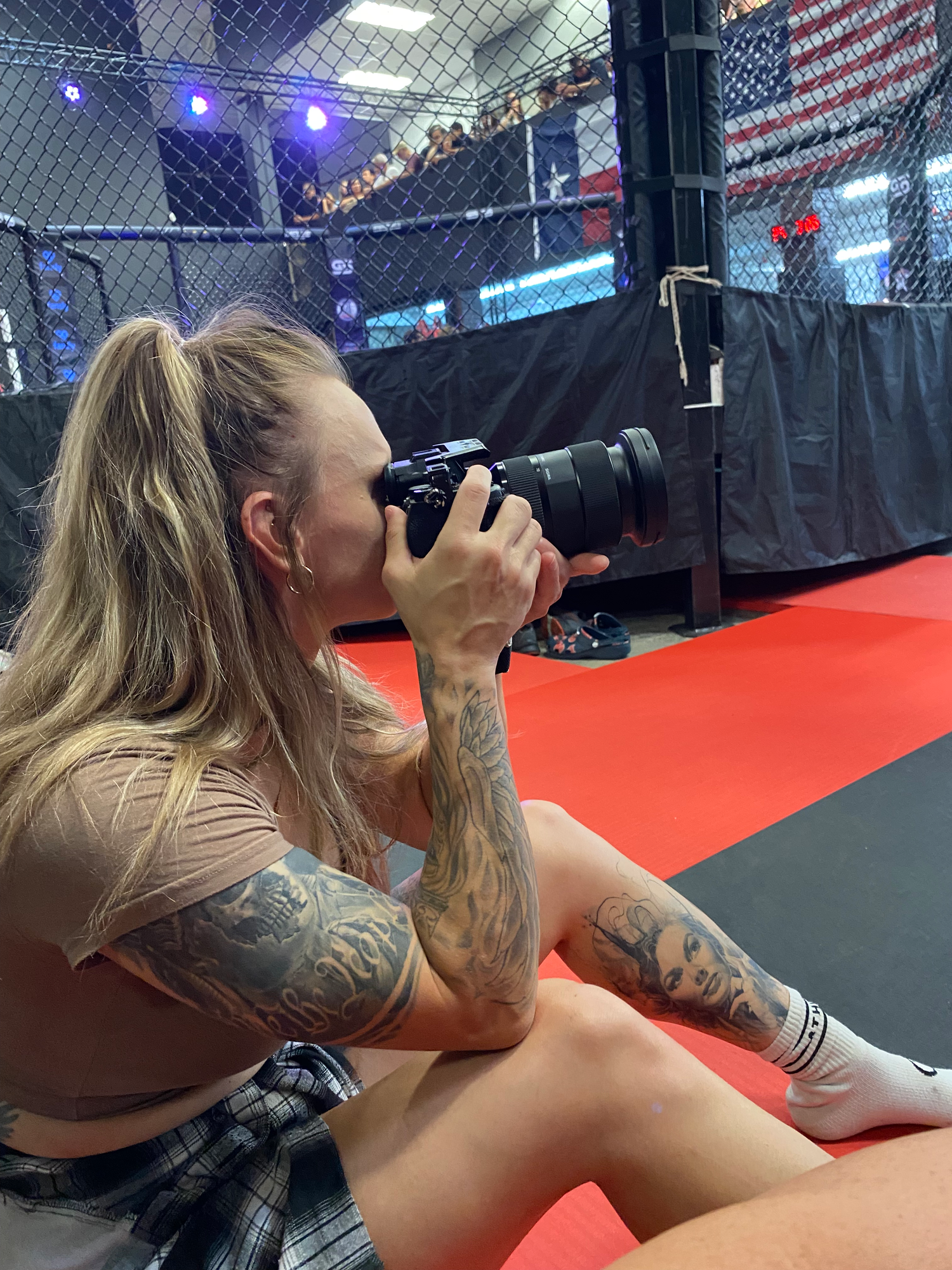 Alyssa of LFP Creative holding her camera during a photography session