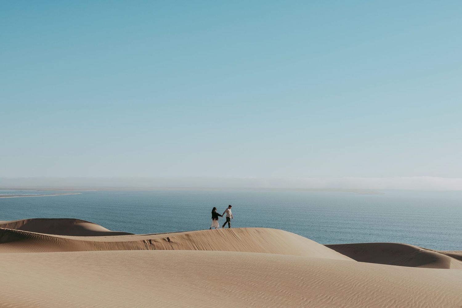 Couple from the US enjoying their time at Sandwich Harbour. Tour with a photoshoot. Destination photoshoot.