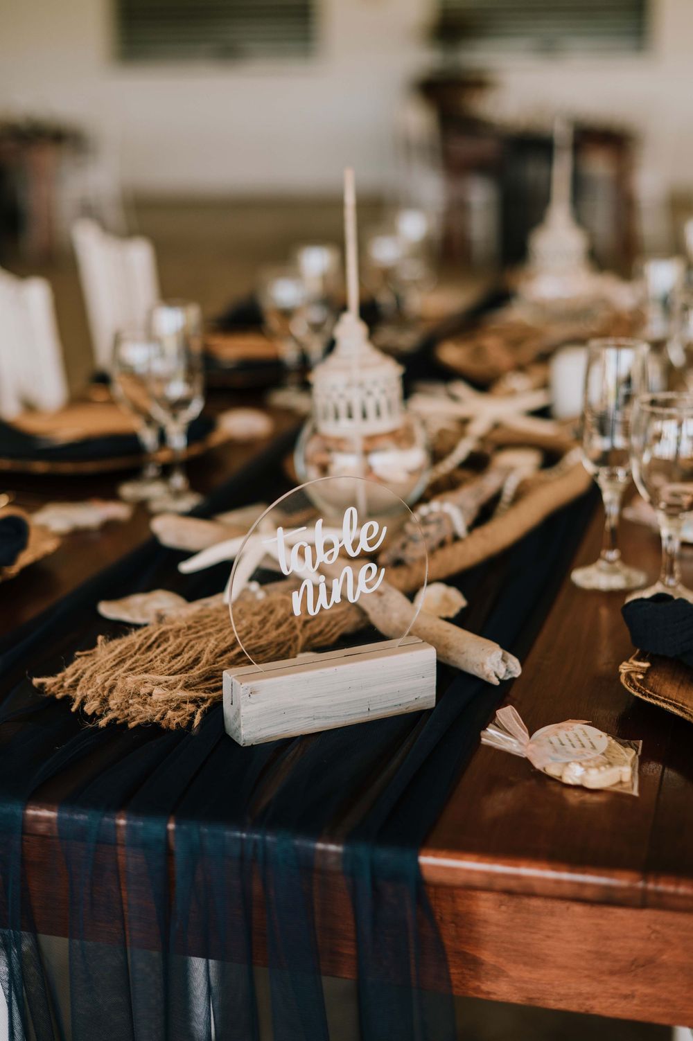Ocean-inspired wedding décor in elegant shades of blue, gold, and brown, featuring coastal details and sophisticated style