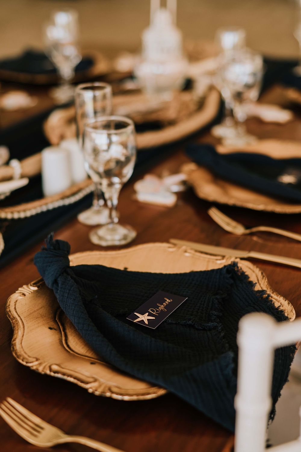 Ocean-inspired wedding décor in elegant shades of blue, gold, and brown, featuring coastal details and sophisticated style