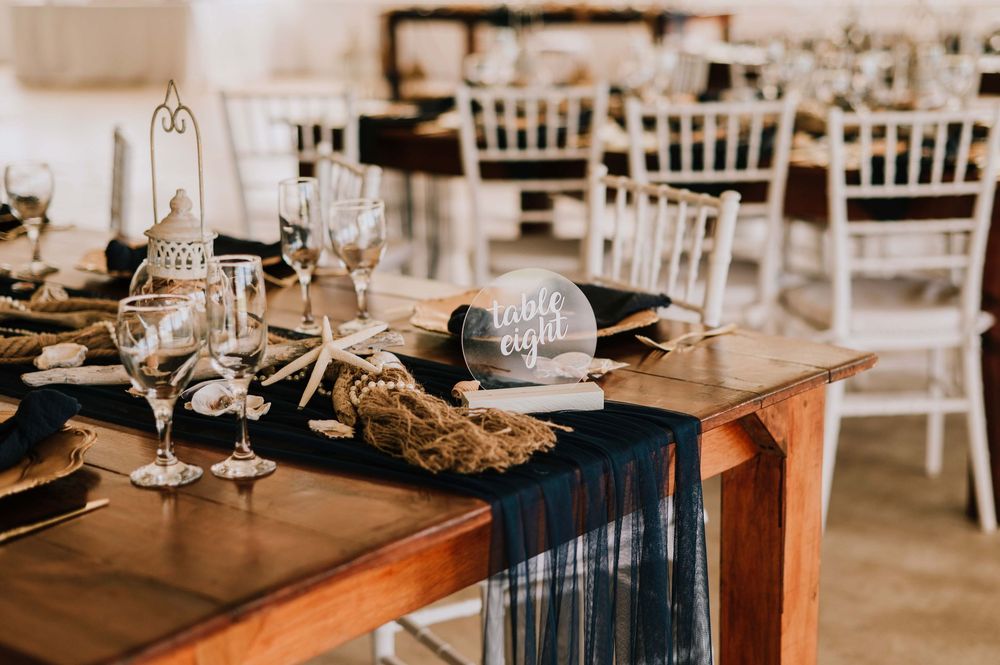 Ocean-inspired wedding décor in elegant shades of blue, gold, and brown, featuring coastal details and sophisticated style