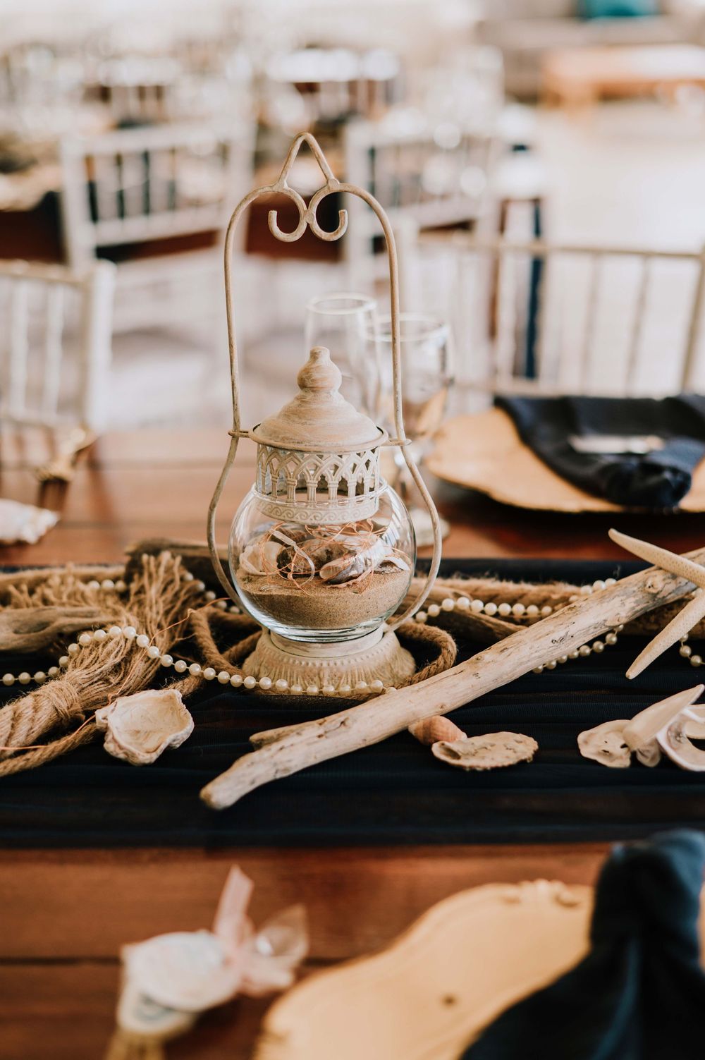 Ocean-inspired wedding décor in elegant shades of blue, gold, and brown, featuring coastal details and sophisticated style