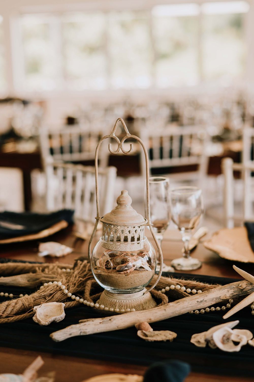 Ocean-inspired wedding décor in elegant shades of blue, gold, and brown, featuring coastal details and sophisticated style