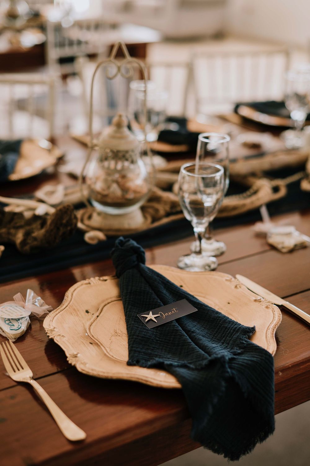 Ocean-inspired wedding décor in elegant shades of blue, gold, and brown, featuring coastal details and sophisticated style