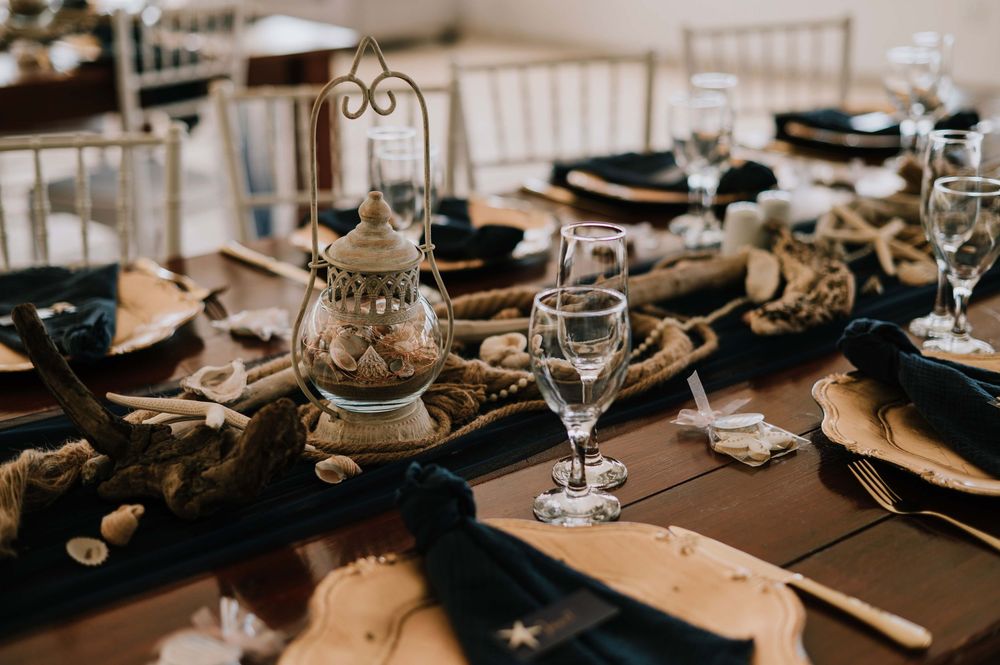 Ocean-inspired wedding décor in elegant shades of blue, gold, and brown, featuring coastal details and sophisticated style