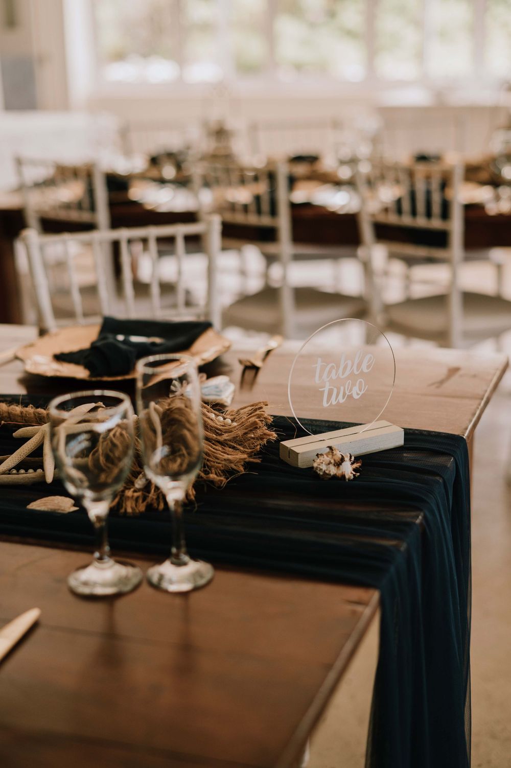 Ocean-inspired wedding décor in elegant shades of blue, gold, and brown, featuring coastal details and sophisticated style