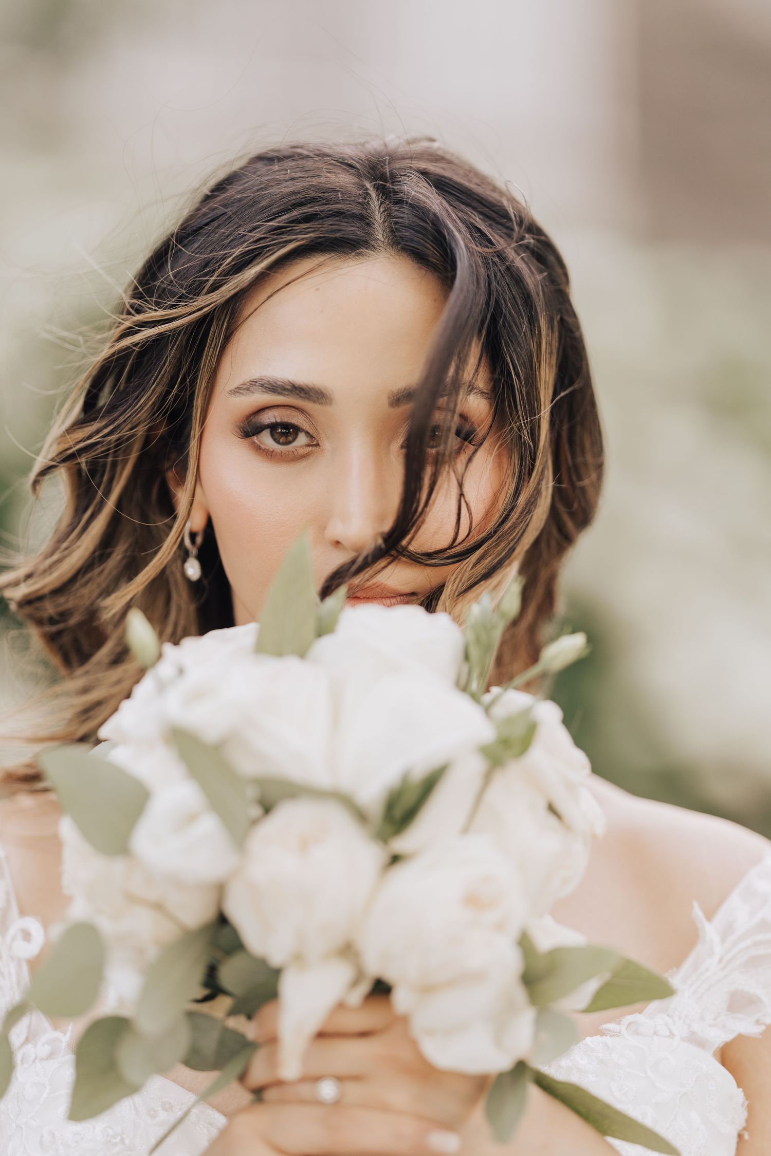 Photographe de mariage de luxe à Pointe-Claire dans le quartier West Island de Montréal. Un style éditorial chic et candide vraiment unique.