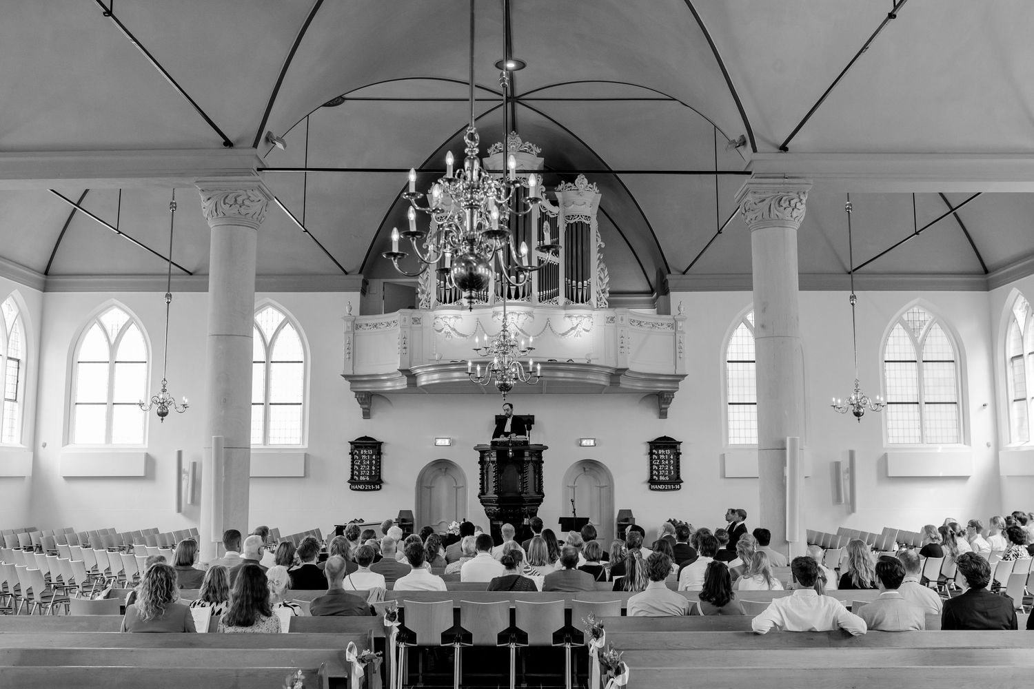 Spontane trouwfoto van een christelijk bruidspaar tijdens de kerkelijke dienst, gefotografeerd door een christelijke trouwfotograaf.