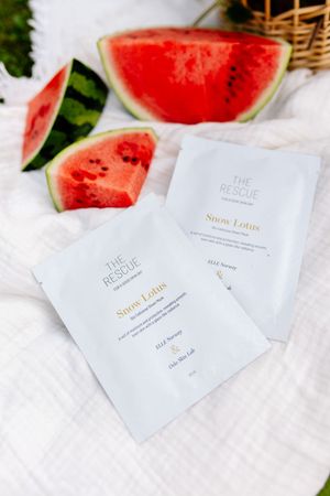 produits oslo skin lab avec des morceaux de pastèque évoquant la fraîcheur de l'été