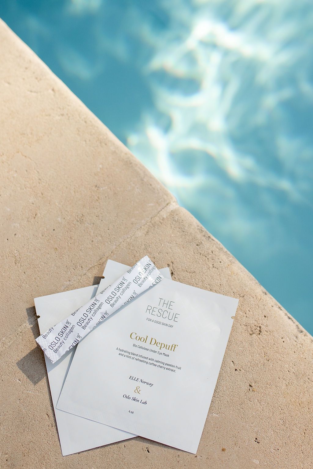 produits oslo skin lab disposés au bord d'une piscine pendant l'été