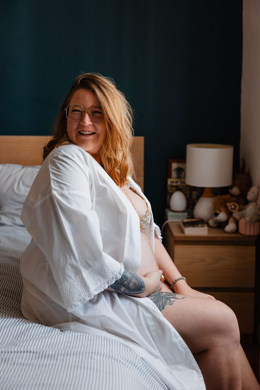 Femme enceinte solaire, joyeuse et souriante, portrait lumineux realise a domicile a Armentieres