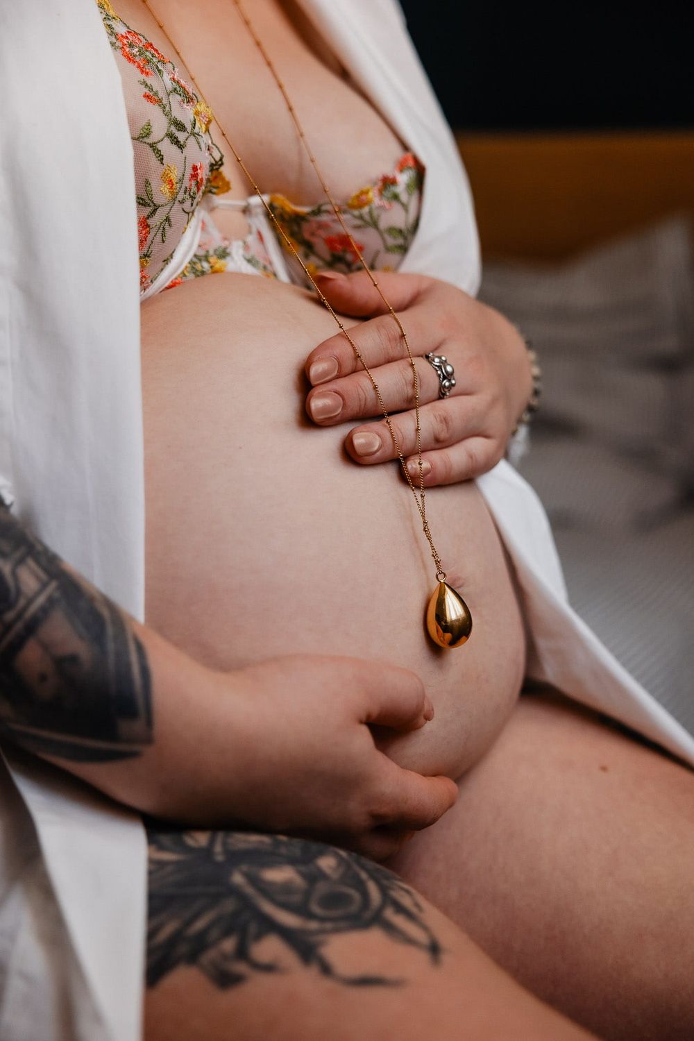 Gros plan sur le ventre d'une femme enceinte pendant un shooting grossesse a domicile a Armentieres