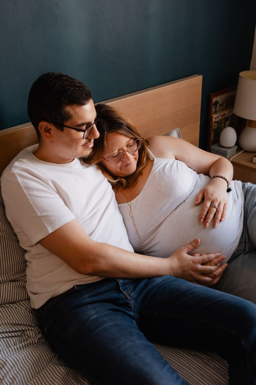 Futurs parents caressent le ventre de la maman et parlent a leur bebe pendant une seance photo de grossesse a Armentieres pres de Lille