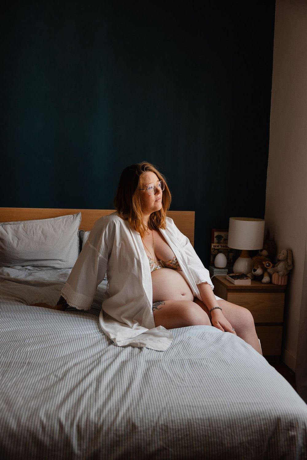 Future maman dans sa chambre, seance photo grossesse lifestyle à domicile pres de Lille