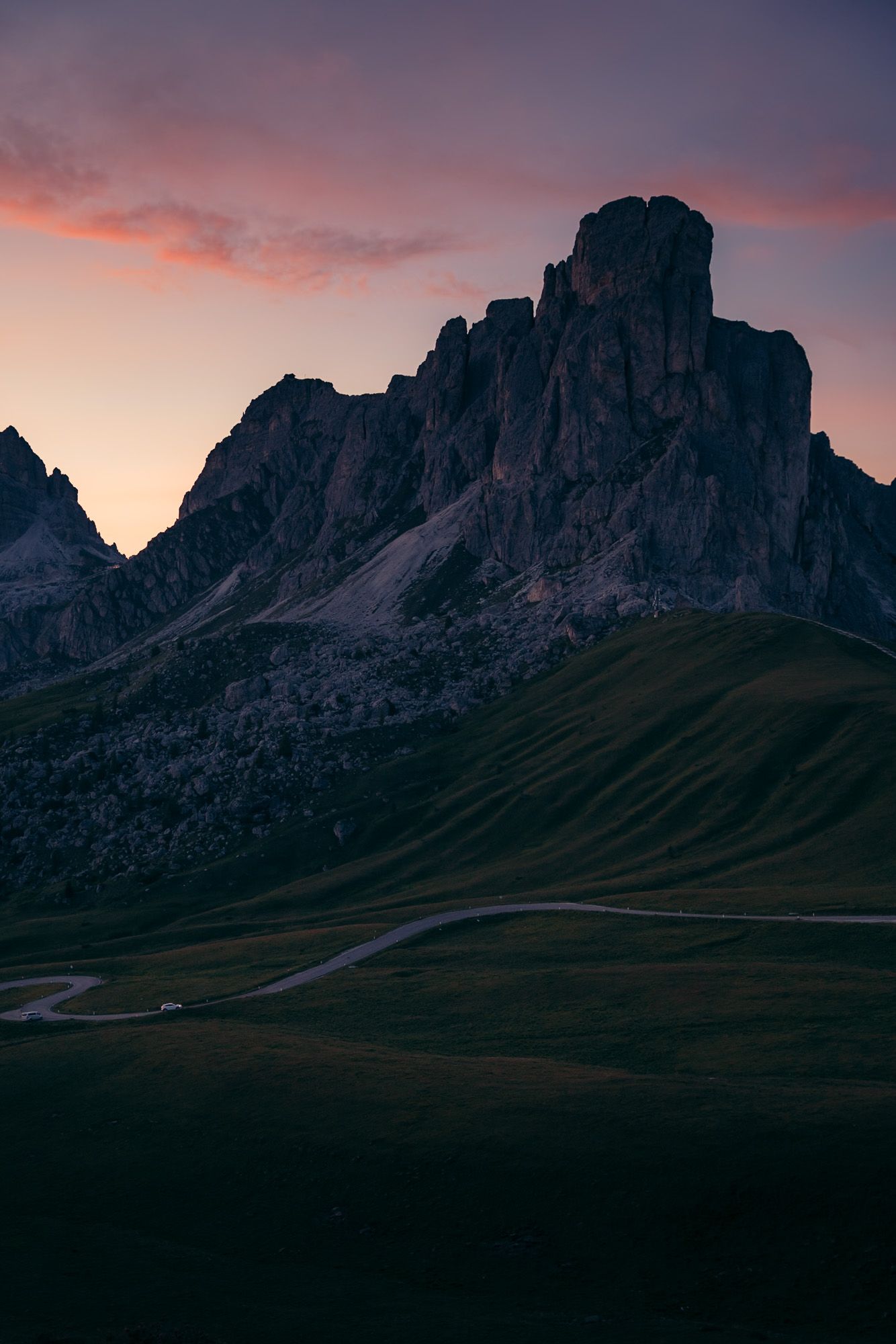 coucher de soleil rose sur passo giau
