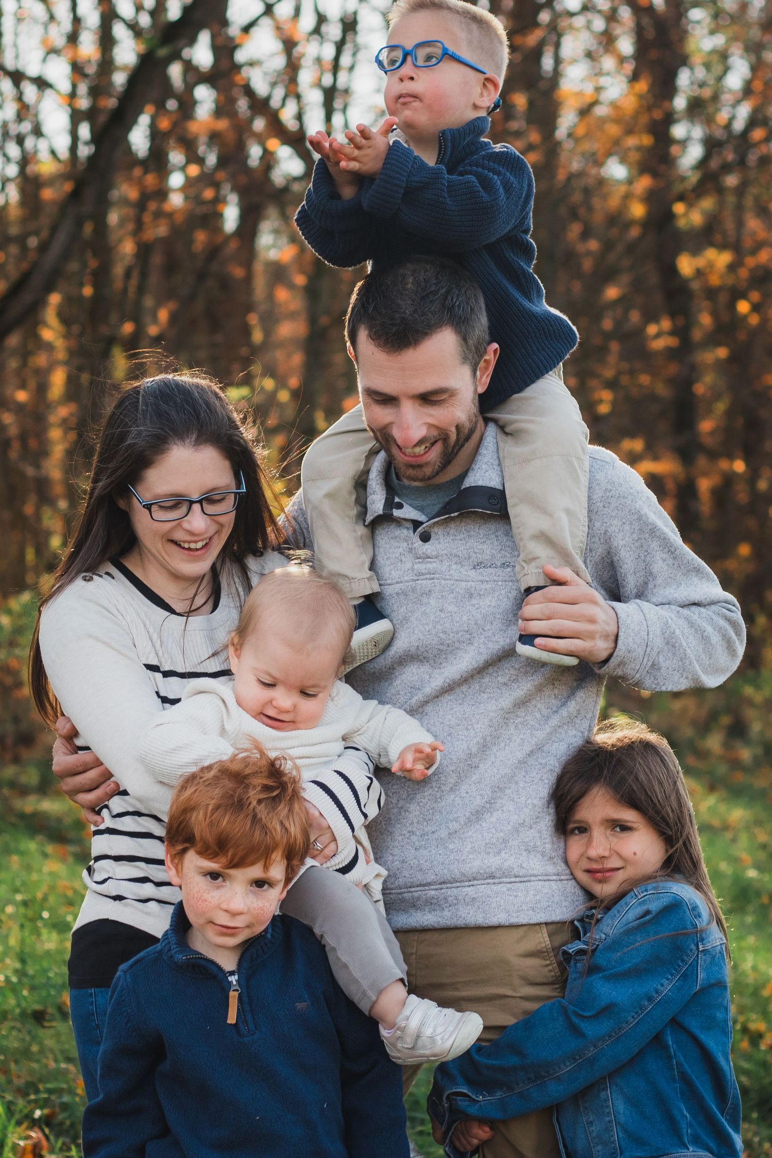 Family smiling together for portrait, What to wear to your family photography session in Metro Detroit and south lyon, Michigan area.
