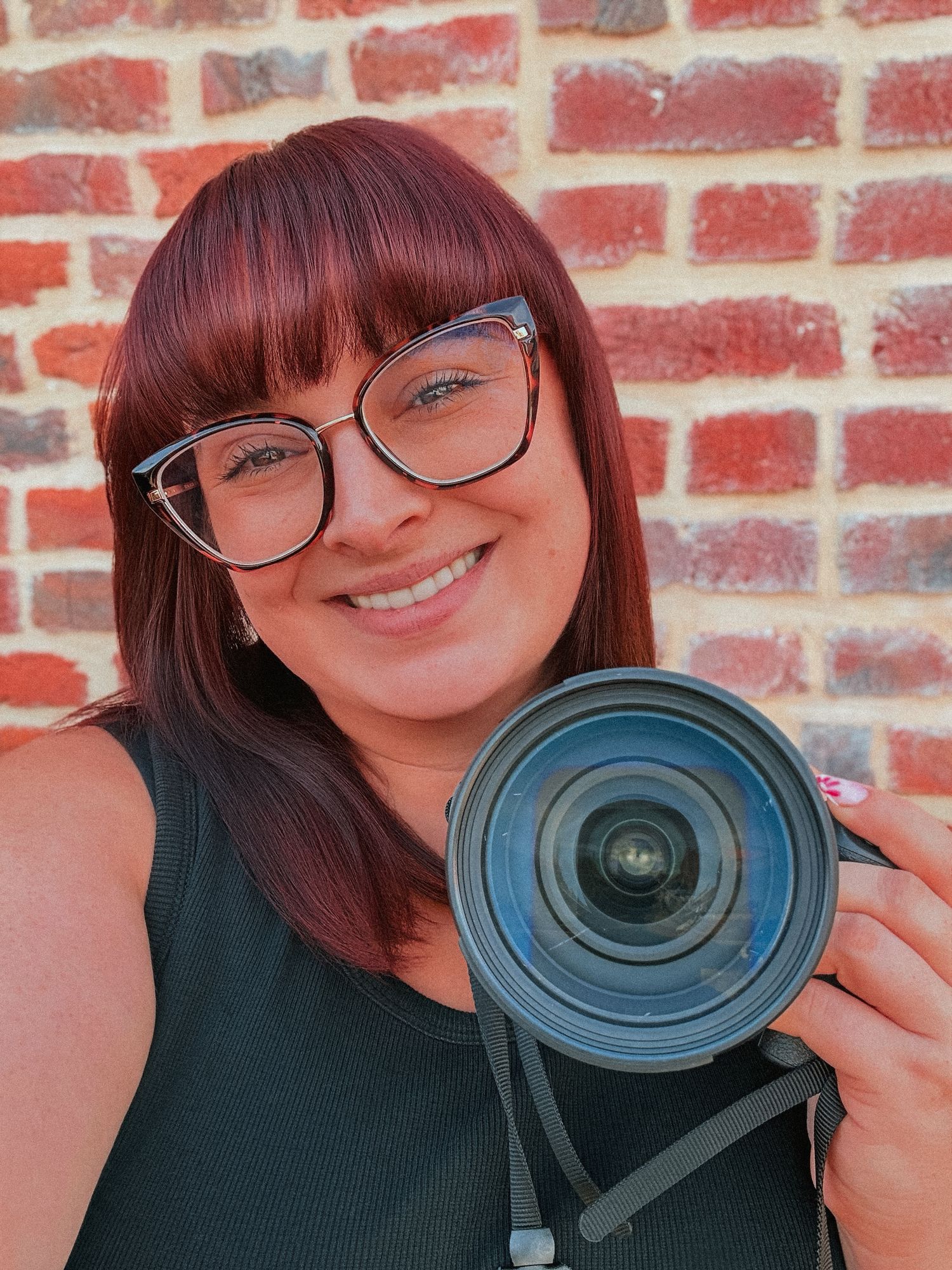 Portrait de Charlotte Delsart, photographe professionnelle, capturée dans un cadre élégant et simple, mettant en avant son professionnalisme