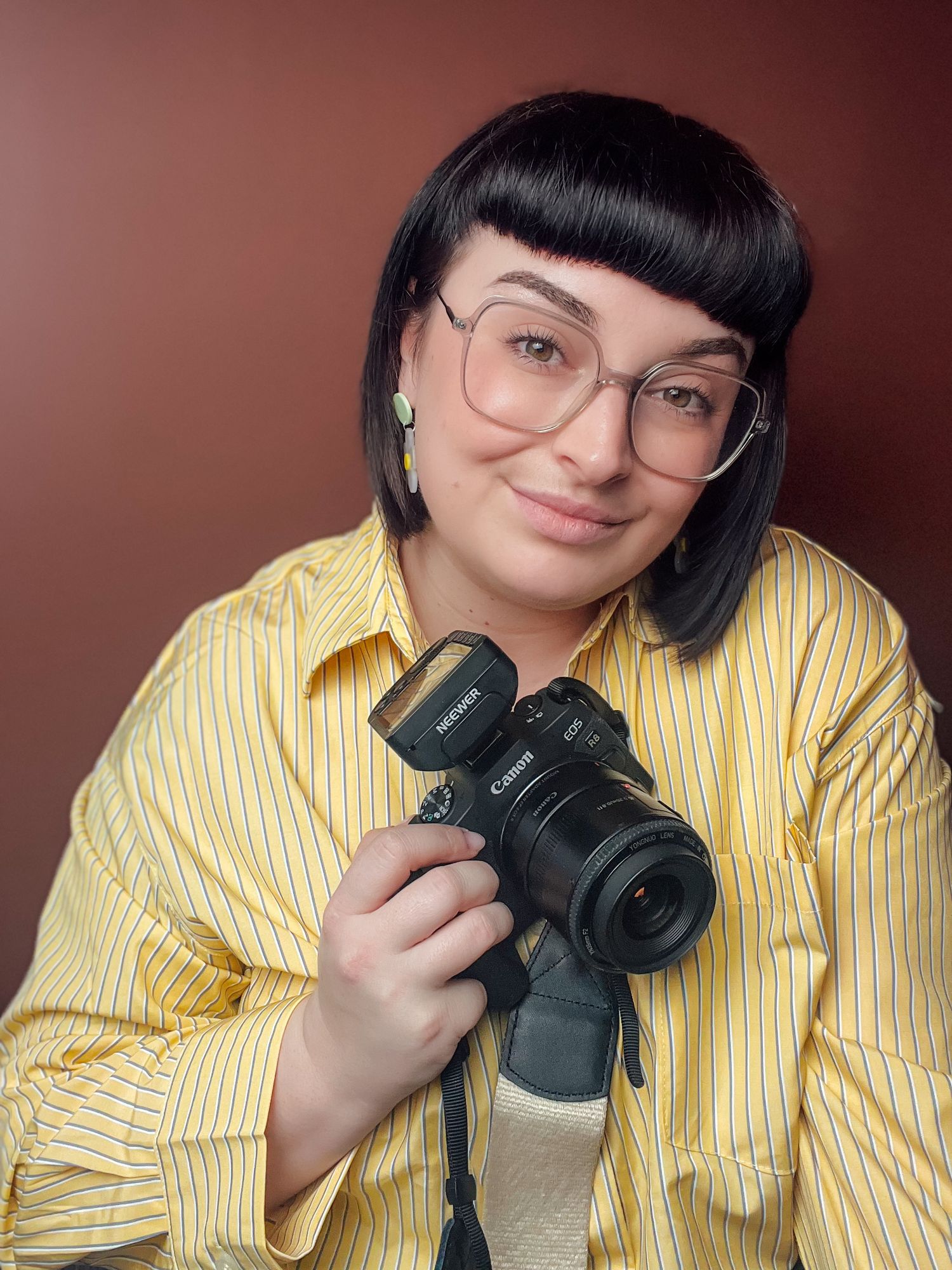 Portrait de Charlotte Delsart, photographe professionnelle, capturée dans un cadre élégant et simple, mettant en avant son professionnalisme