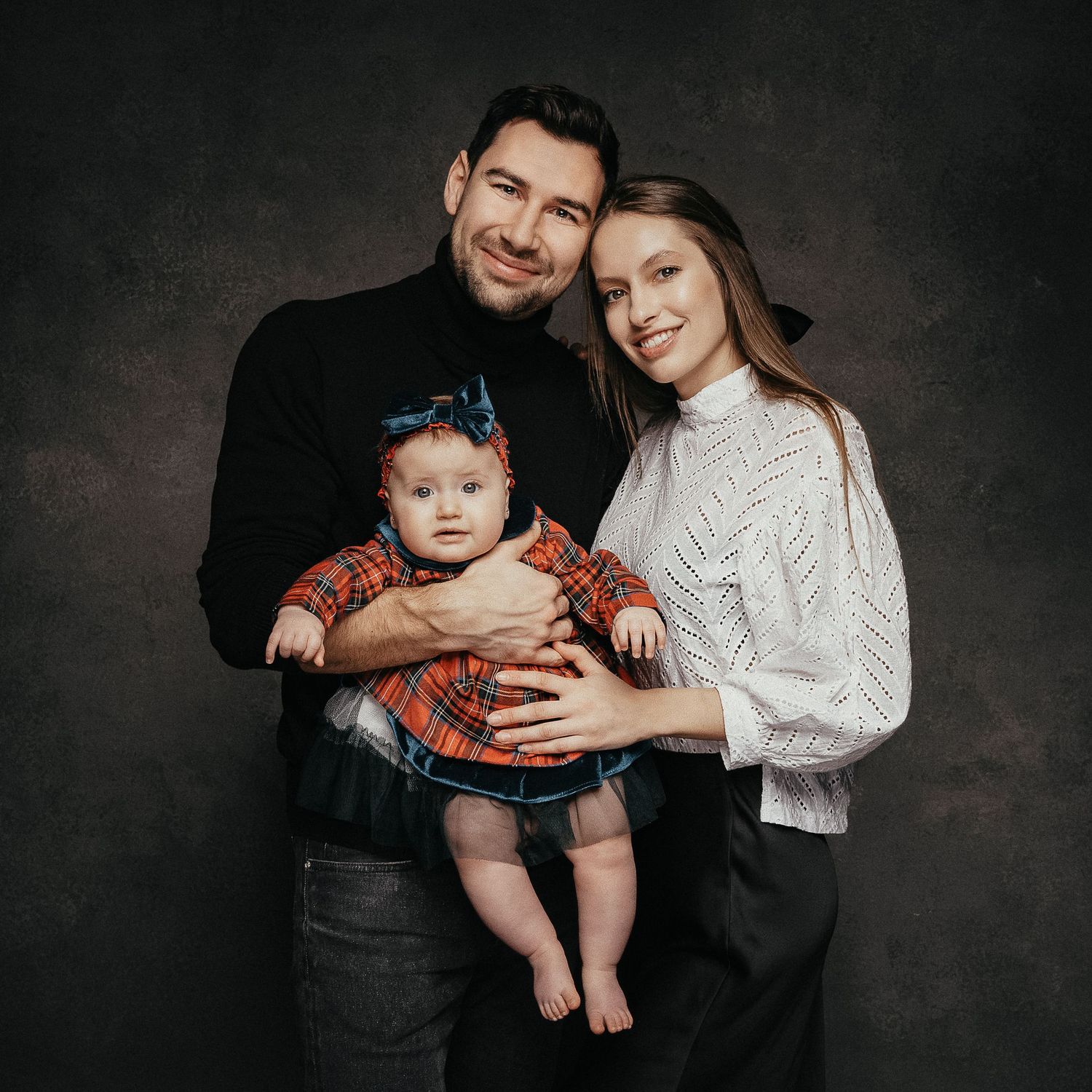 Minimalistický rodinný portrét s neutrálnym pozadím