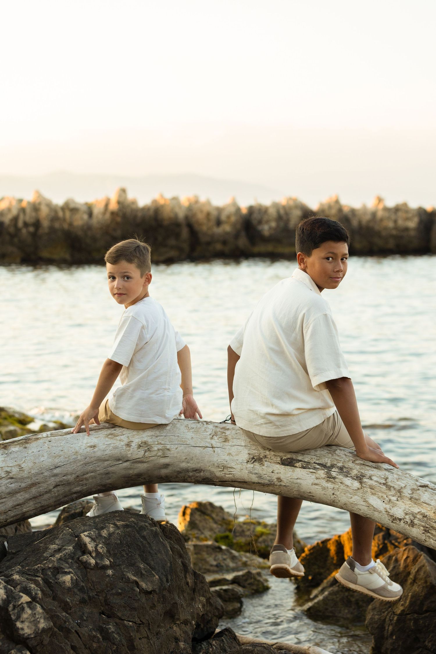 Photo enfant en bord de mer à Nice avec lumière naturelle