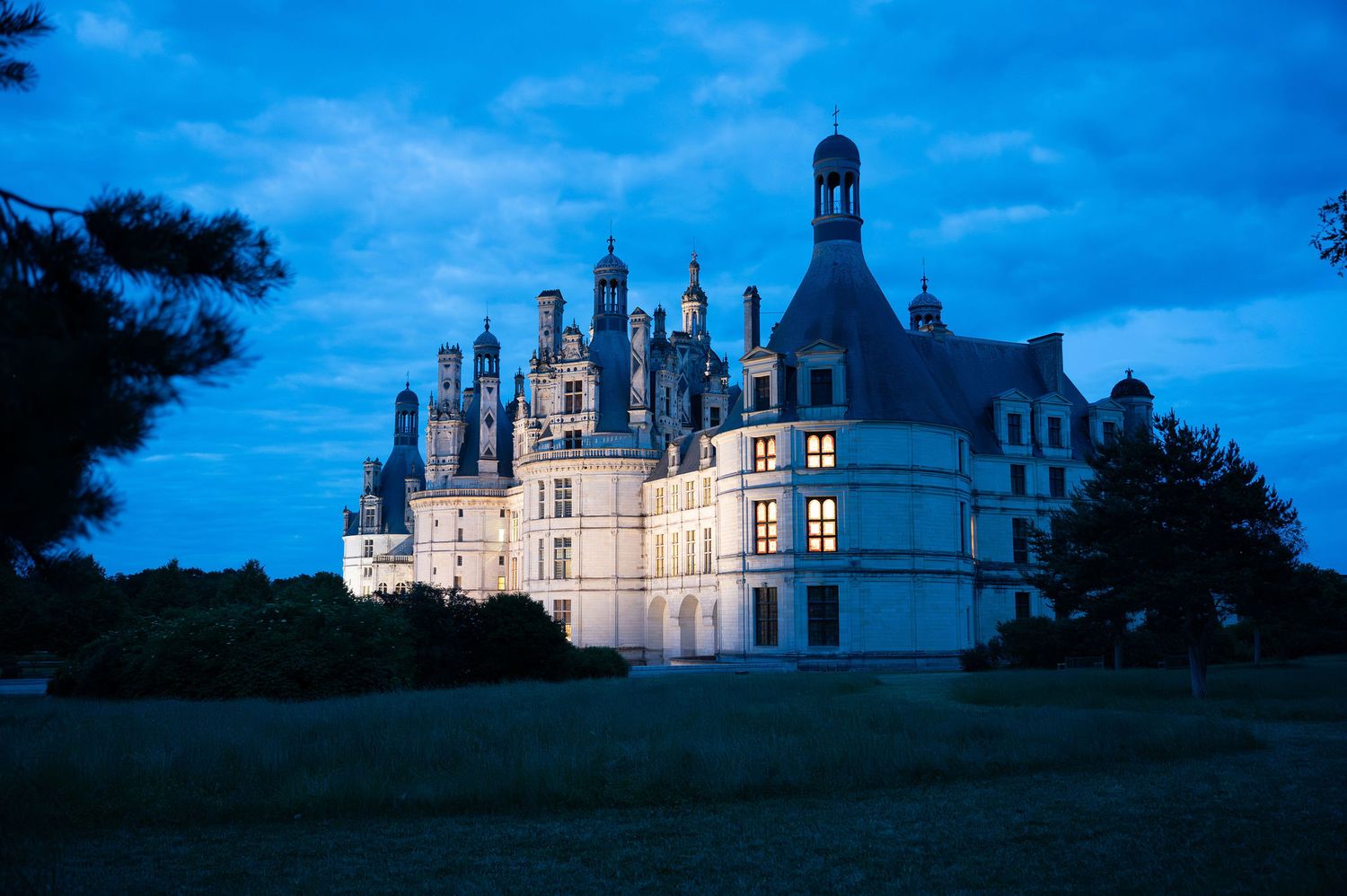 Le château de Chambord au crépuscule, photographie illustrant les reportages corporate et institutionnels dans le patrimoine français