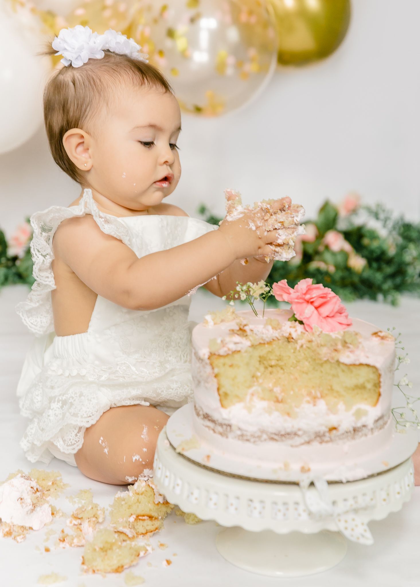 one year old birthday photoshoot. cakesmash photoshoot in Greeley Colorado indoor studio.