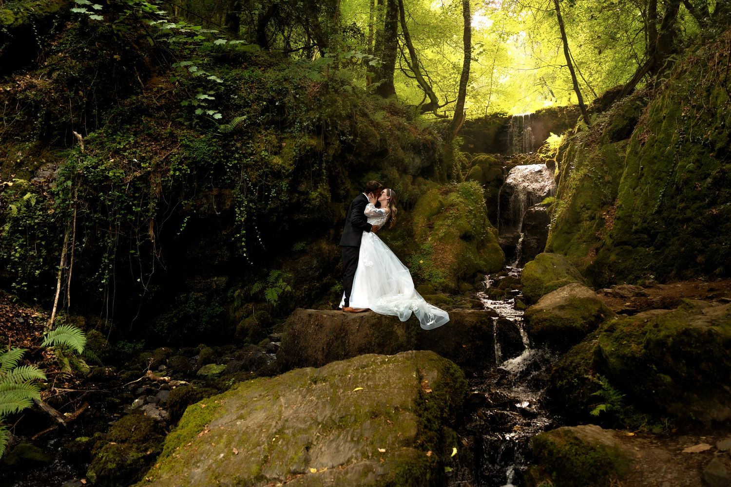 Torquay based wedding photographer, Kayleigh Specter Wedding Photography, specialising in bold and vibrant photos. Covers the South West.