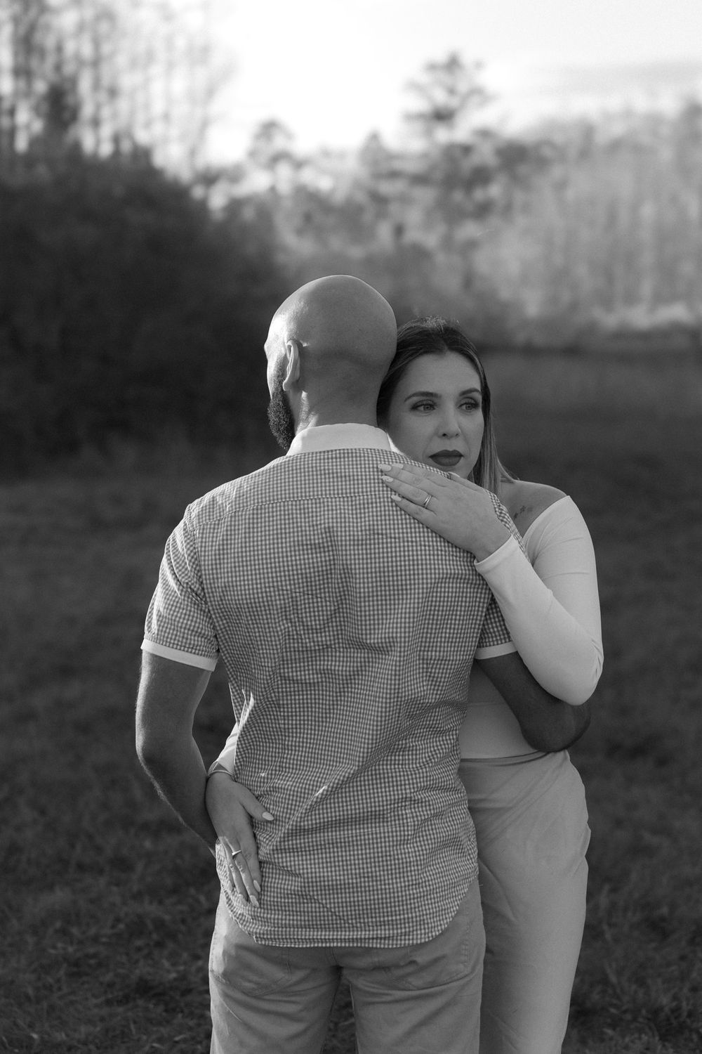 engagement photography in a green field