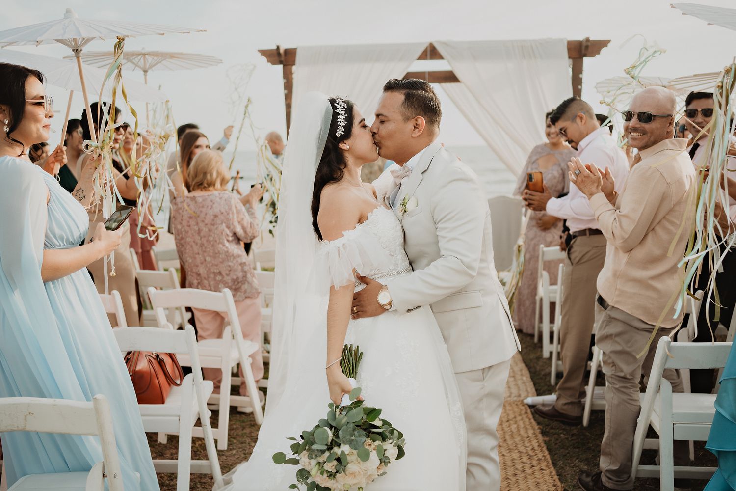 Boda en Mazatlán, beso de recién casados al salir de la ceremonia.
