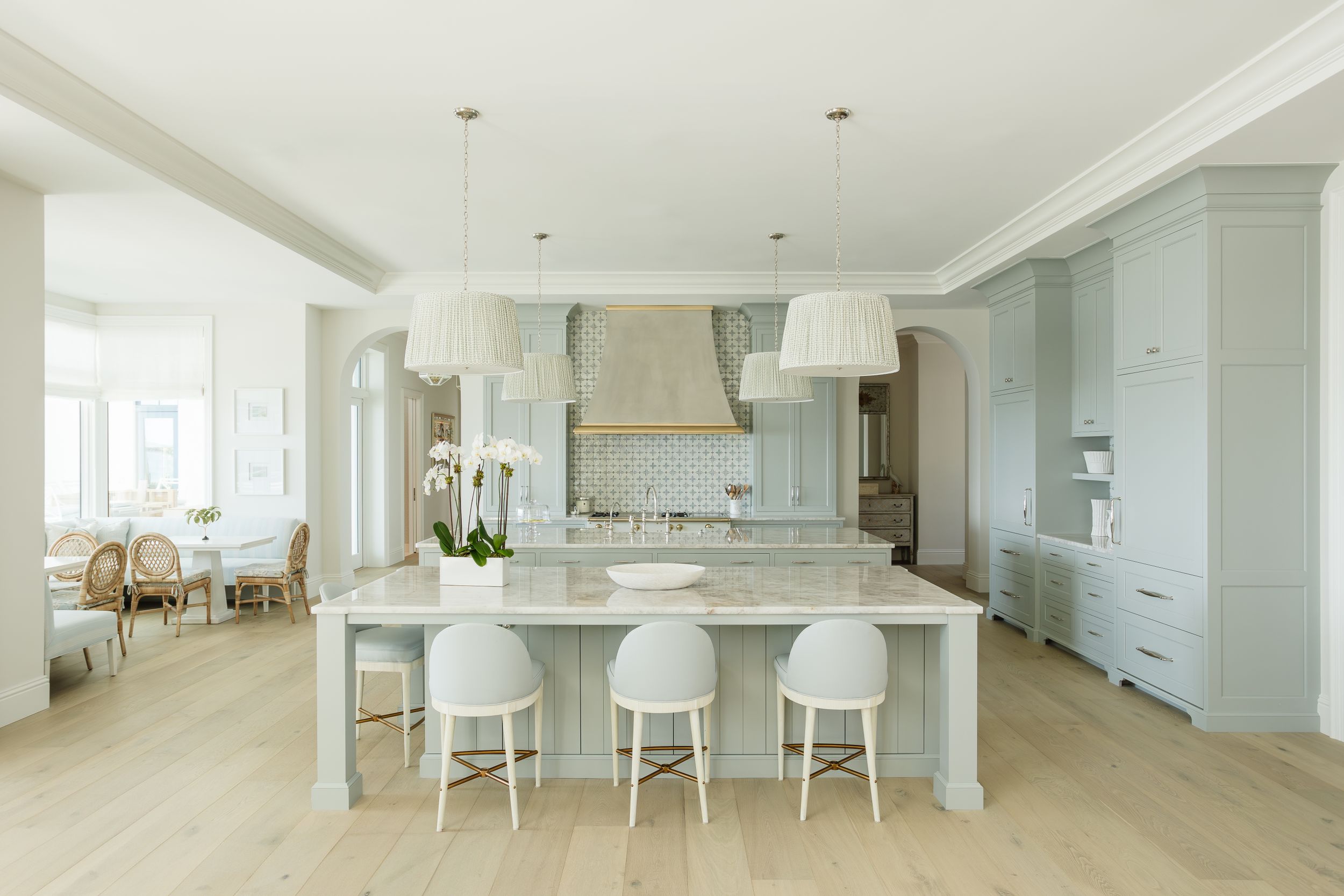 Tara Correa's photography focuses on capturing the architectural interiors of commercial and residential spaces.