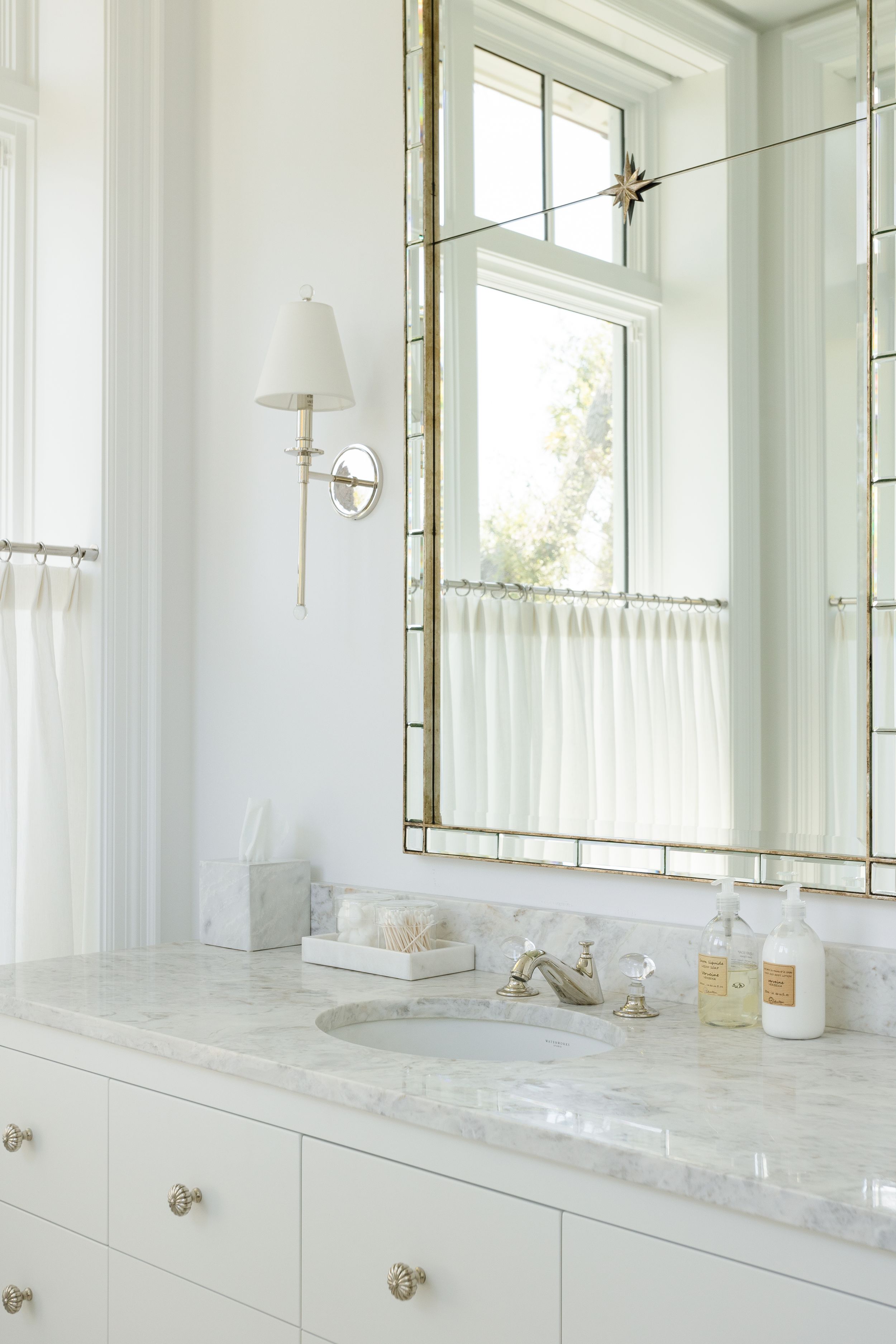 Tara Correa's photography focuses on capturing the architectural interiors of commercial and residential spaces.