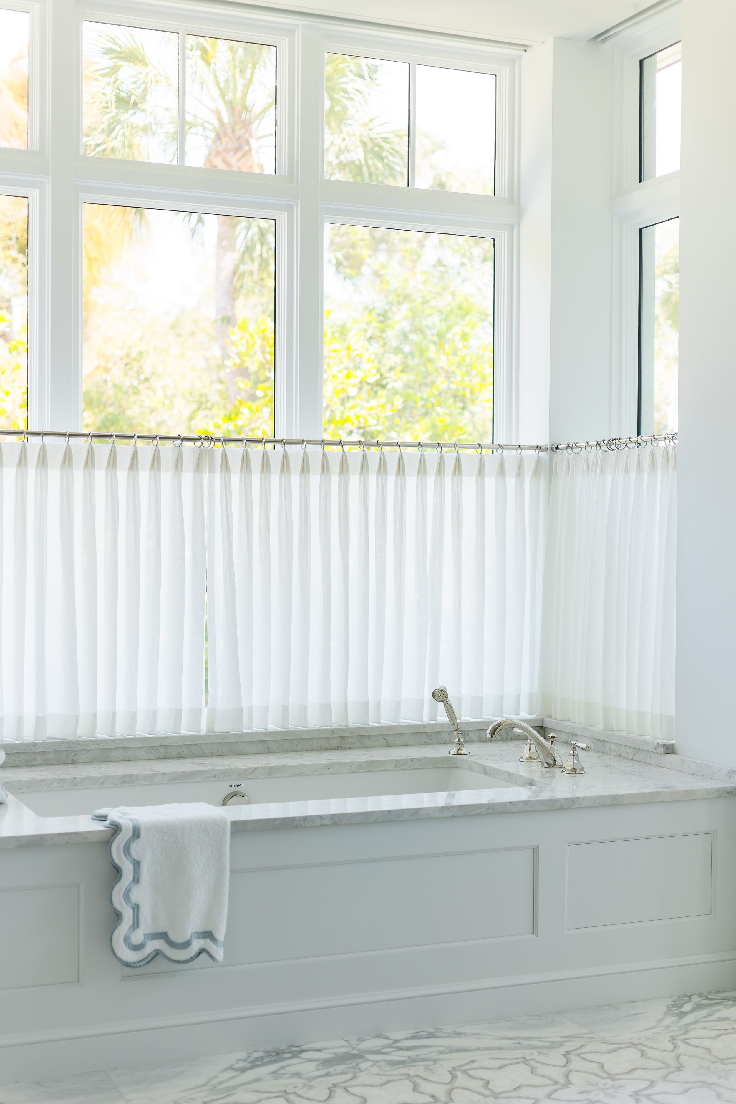 Tara Correa's photography focuses on capturing the architectural interiors of commercial and residential spaces.