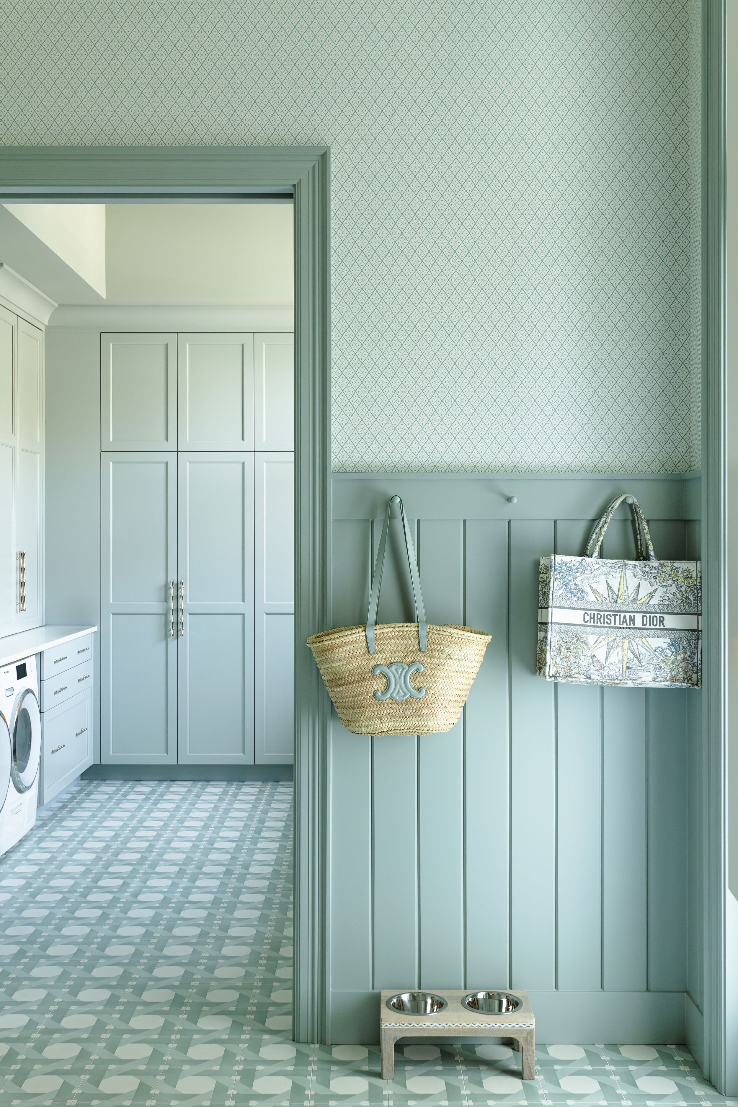 Tara Correa's photography focuses on capturing the architectural interiors of commercial and residential spaces.