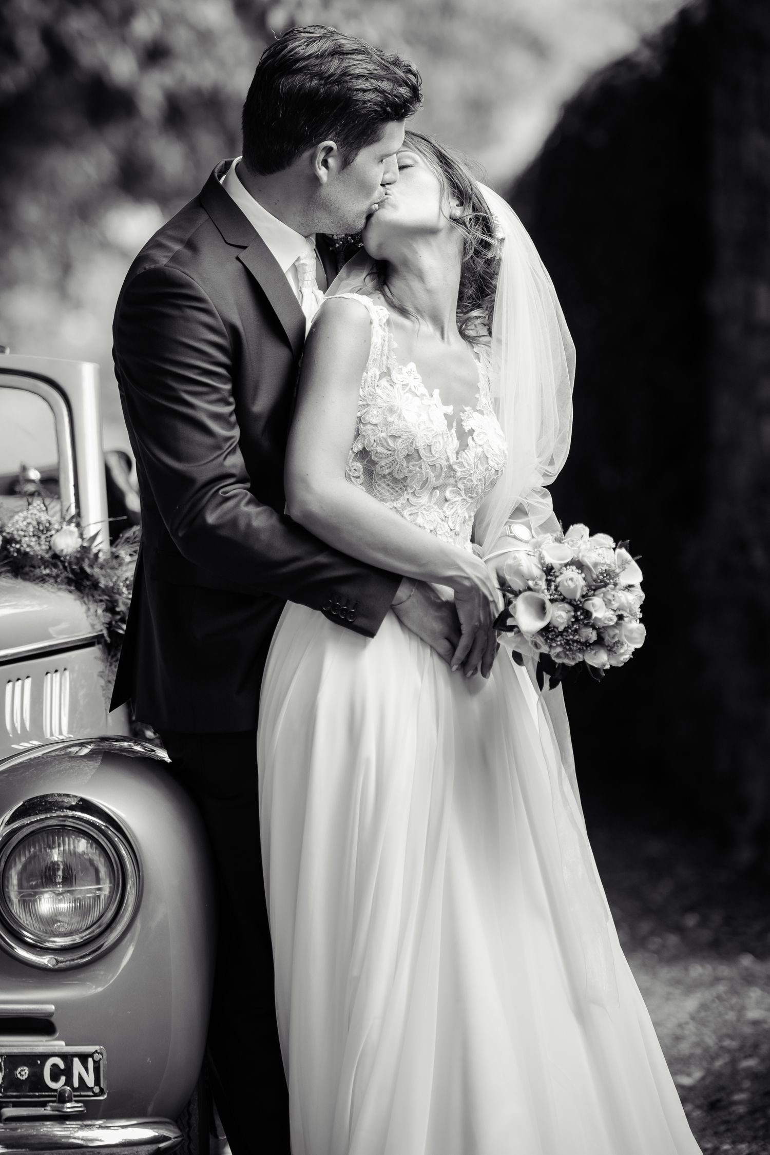 bacio-sposi-auto-epoca-matrimonio-villa-udine