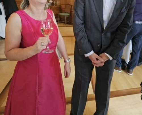 Brautpaar und die Braut trägt ein pinkfarbiges kurzes Brautkleid
