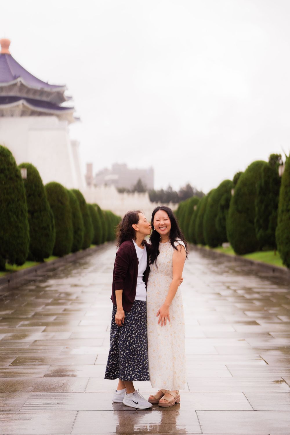 Mom and daughter at Chiang Kai-shek Memorial Hall in Taipei City.